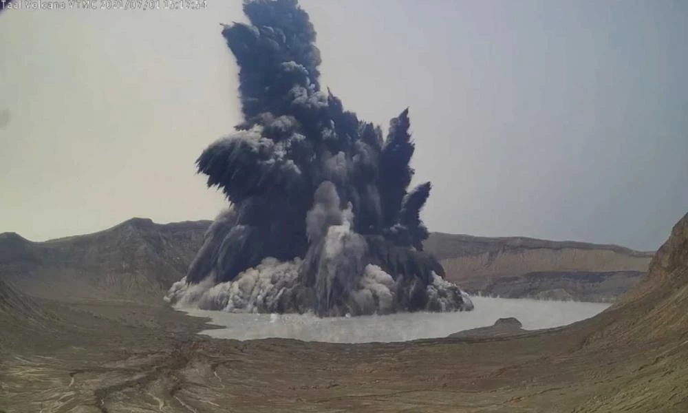 Φιλιππίνες: Ηφαίστειο βγάζει διοξείδιο του θείου και απειλεί τη Μανίλα